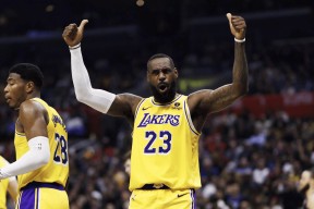 开云中国官网-杜兰特重返赛场，领先优势明显首场状态出色，曼联观众沸腾！